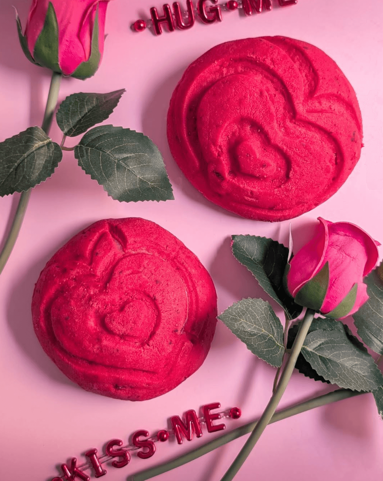 Strawberry heart-shaped conchas with roses